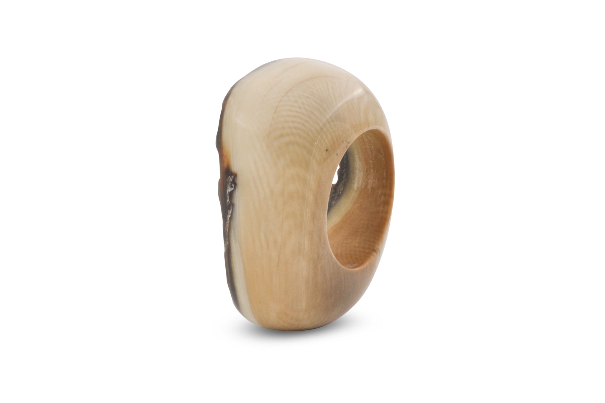 Ring aus Mammut Elfenbein, seitlich aufgenommen, wunderschöne Schrägersche Linien, das typische Zick-Zack Muster