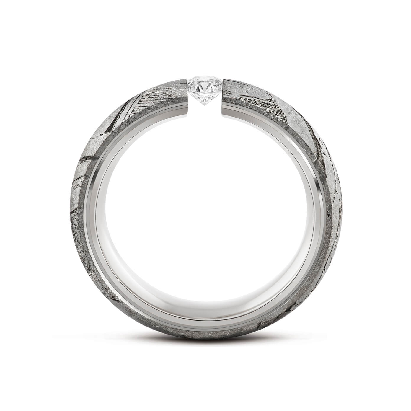 Eleganter Ring aus Meteorit mit wunderschönem metallisch glänzenden Widmanstätten Muster. Innenseite aus Weissgold. Seitlich runde Kanten. Mittig ein Brillant in Spannfassung. Seitlich aufgenommen.
