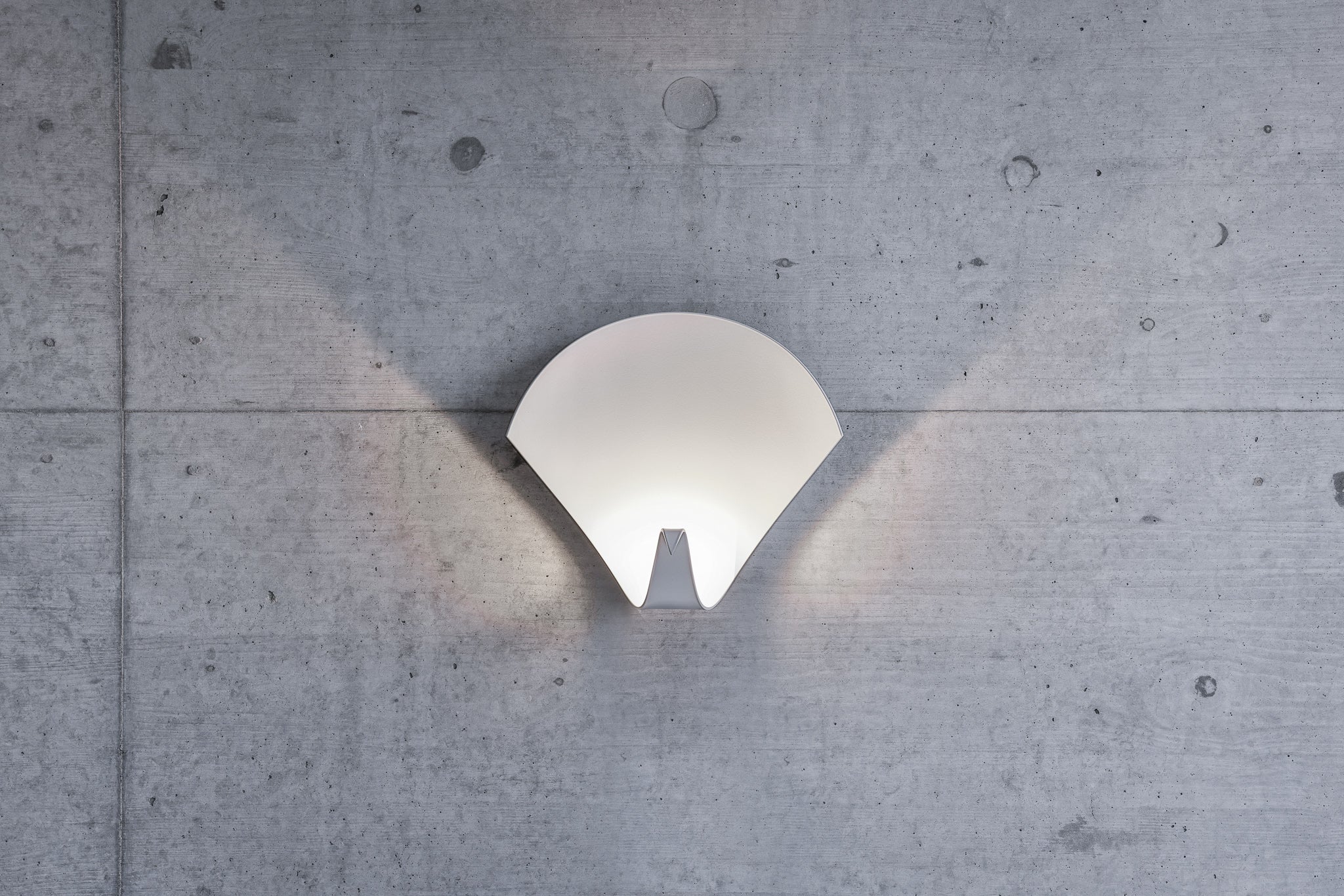 Peacock Wandleuchte an einer Betonwand, schönes Lichtspiel des Wandskulptur