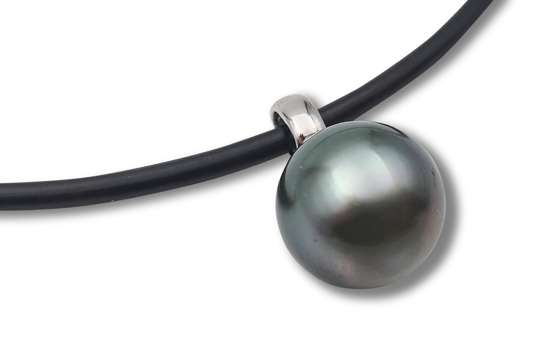 Grosse silbergraue Tahiti Perle an silbernem Anhänger an schwarzem Kautschukband, Nahaufnahme. Schöner tiefer Lüster