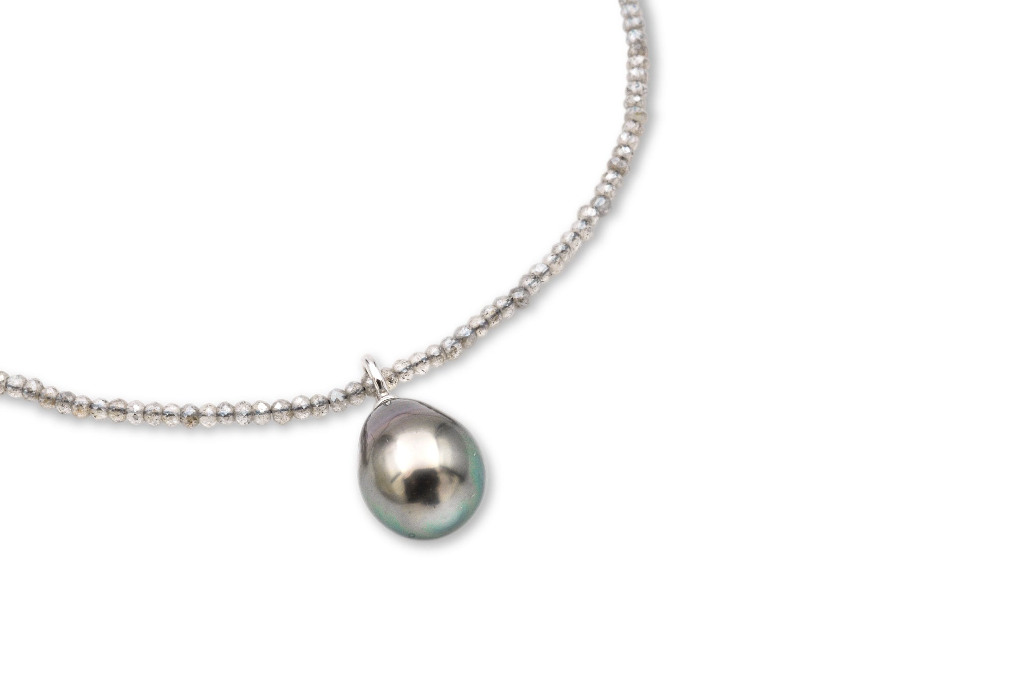 Nahaufnahme: Tropfenförmige wunderschöne Tahiti Perle an einer feingliedrigen Labradorith Kette