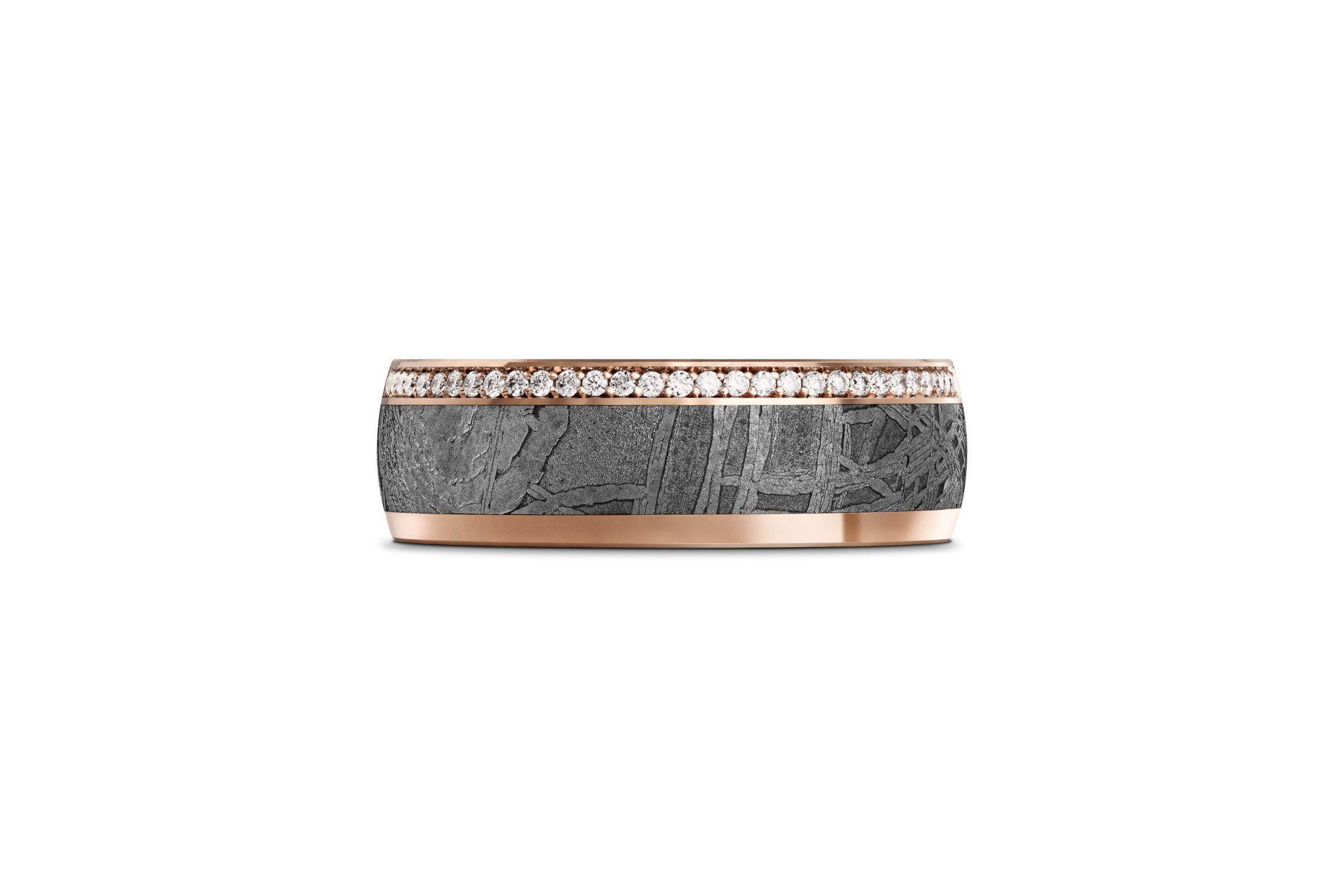   Ring aus Meteorit mit wunderschönem metallisch glänzenden Widmanstätten Muster. Innenseite aus Gold. Oben leicht abgerundet, seitlich jeweils ein Goldband, das auf der einen Seite mit zig Brillanten besetzt ist. Von oben aufgenommen