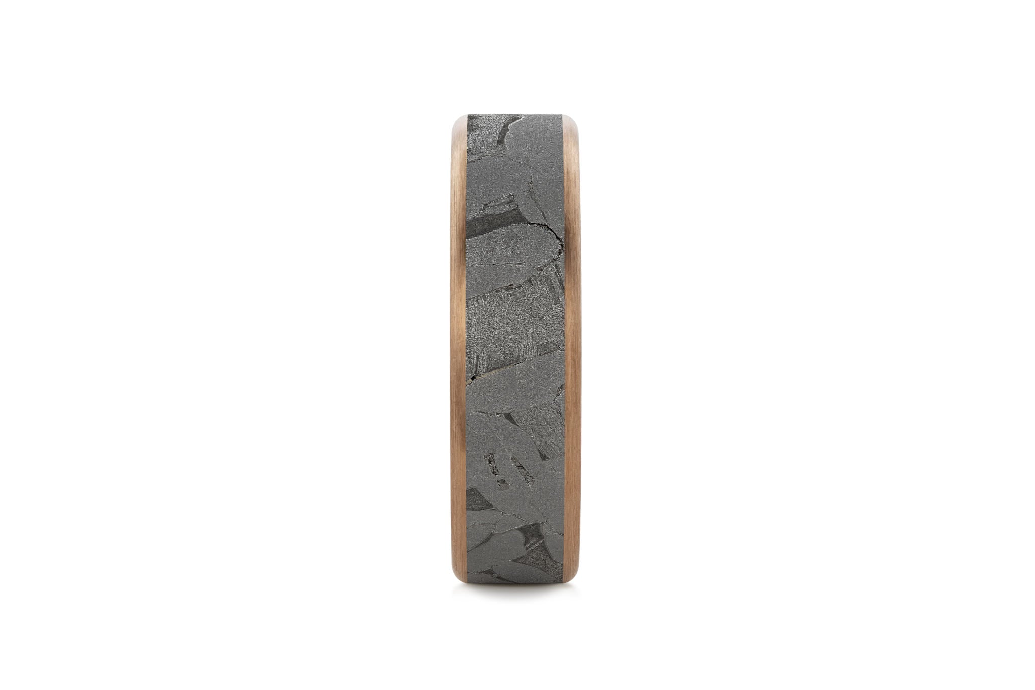 Breiter Ring aus Meteorit mit wunderschönem metallisch glänzenden Widmanstätten Muster. Innenseite aus Gold. Beidseitig des Meteoriten laufen seitlich goldene Bänder, die den Meteoriten einrahmen. Von vorne aufgenommen.