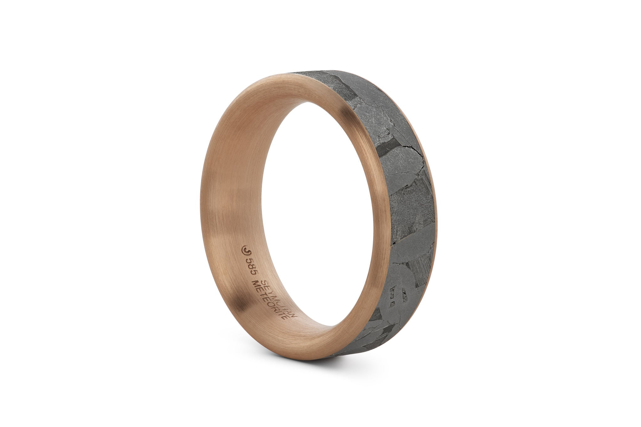 Breiter Ring aus Meteorit mit wunderschönem metallisch glänzenden Widmanstätten Muster. Innenseite aus Gold. Beidseitig des Meteoriten laufen seitlich goldene Bänder, die den Meteoriten einrahmen. Seitlich aufgenommen.
