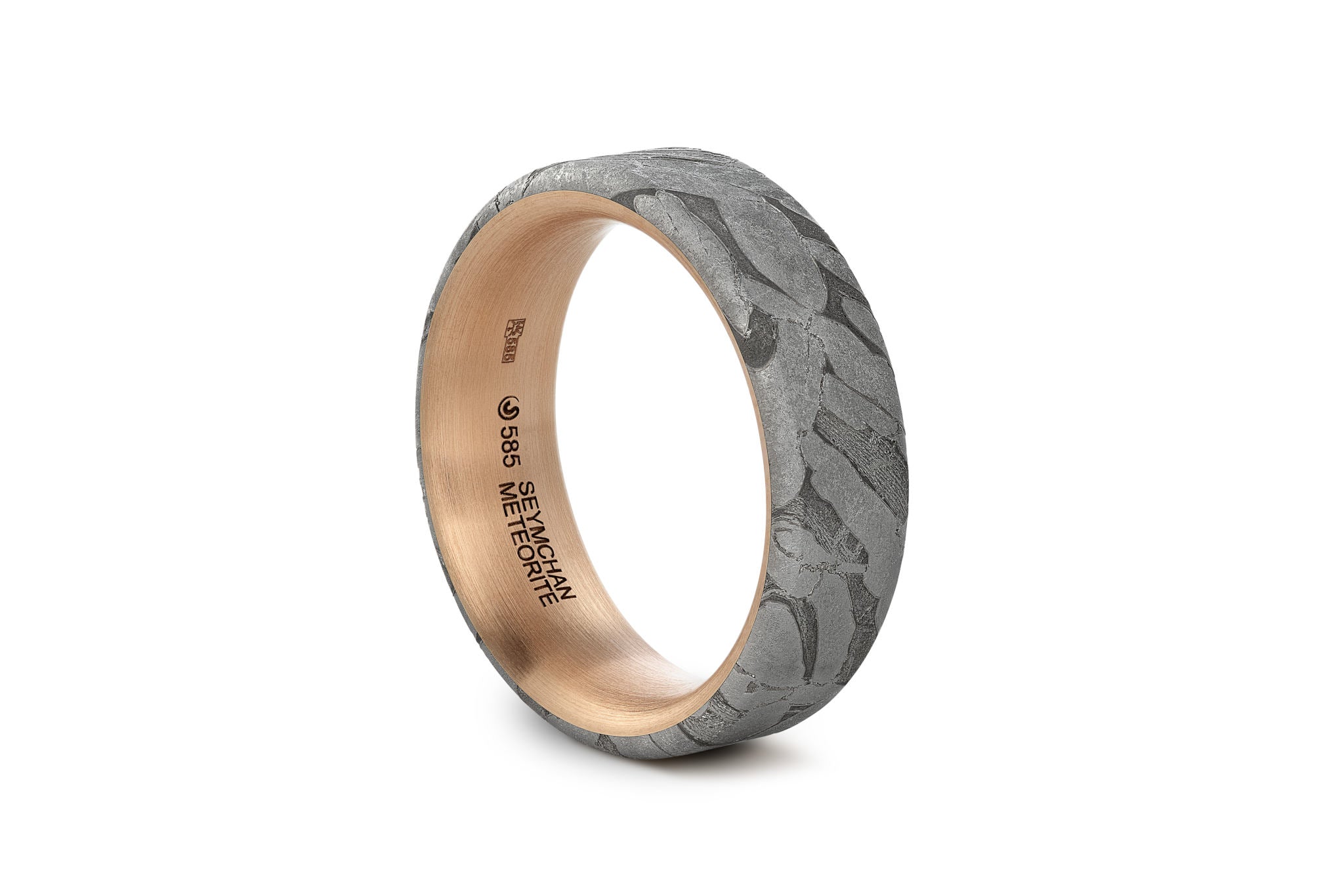 Eleganter Ring aus Meteorit mit wunderschönem metallisch glänzenden Widmanstätten Muster. Innenseite aus Gold. Seitlich runde Kanten. Liegend aufgenommen.