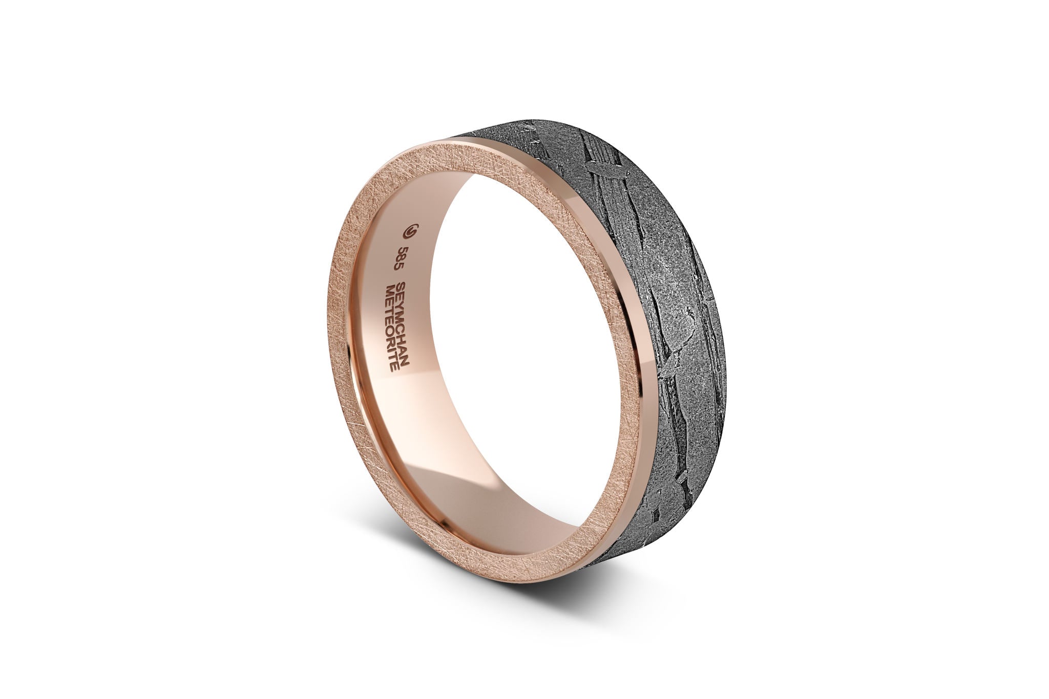 Breiter Ring aus Meteorit mit wunderschönem metallisch glänzenden Widmanstätten Muster. Innenseite aus Gold. Seitlich eckige Kanten. An einer Seite verläuft ein Band aus Gelbgold neben dem Meteoriten-Band. Seitlich aufgenommen.