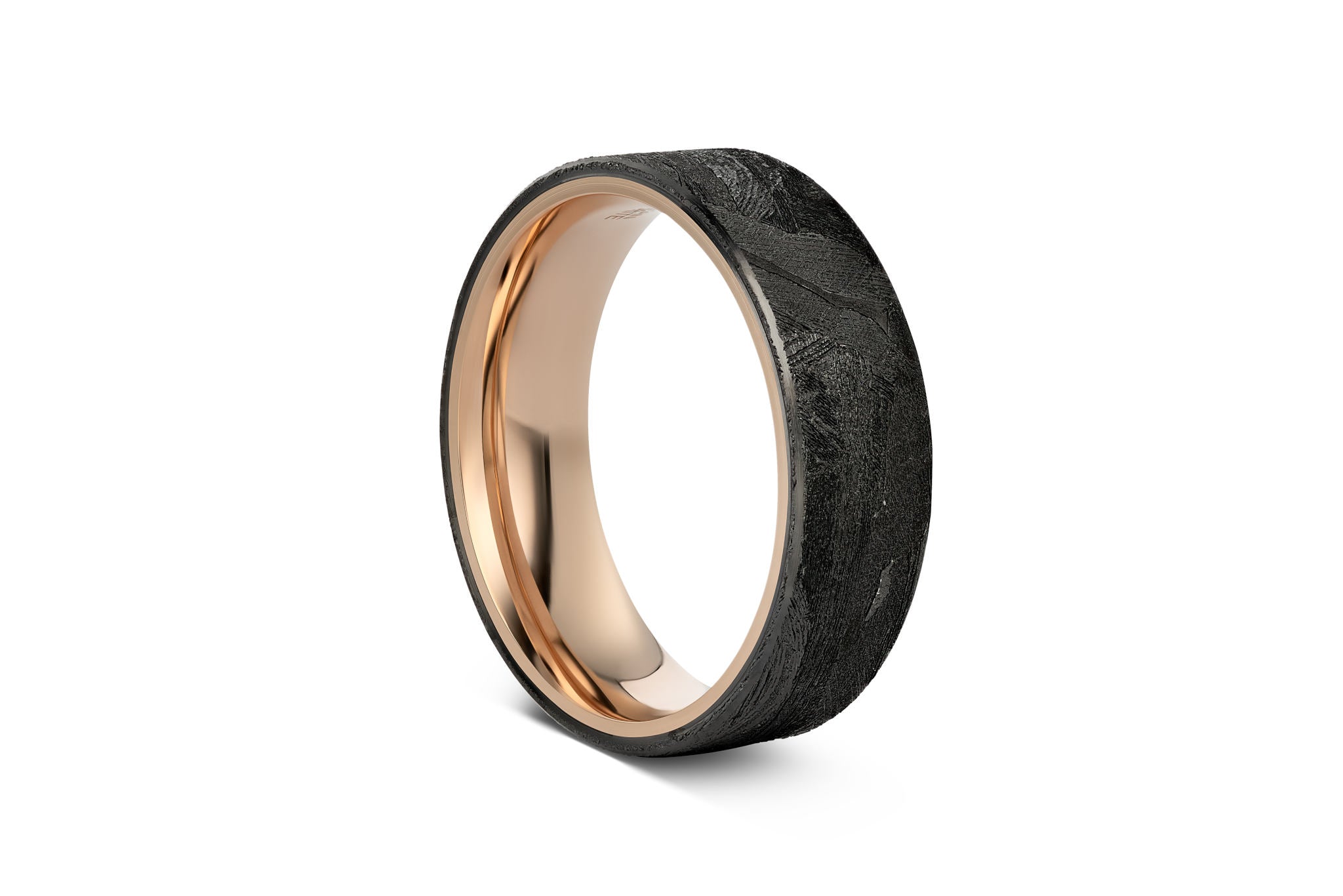 ter Ring aus Meteorit mit wunderschönem metallisch glänzenden Widmanstätten Muster. Innenseite aus Gold. Seitlich eckige Kanten. Oberfläche durch Behandlung dunkler