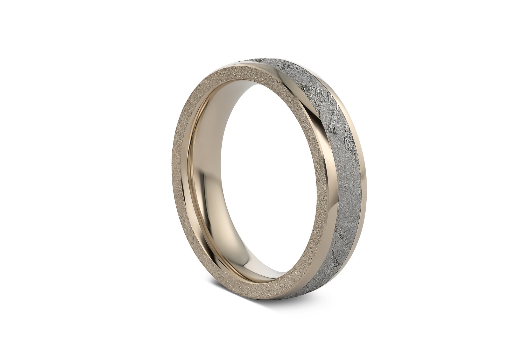  Ring aus Meteorit mit wunderschönem metallisch glänzenden Widmanstätten Muster. Innenseite aus Gold. Oben leicht abgerundet, seitlich jeweils ein Goldband das an der Oberseite poliert ist und seitlich matt gebürstet. Seitlich aufgenommen.