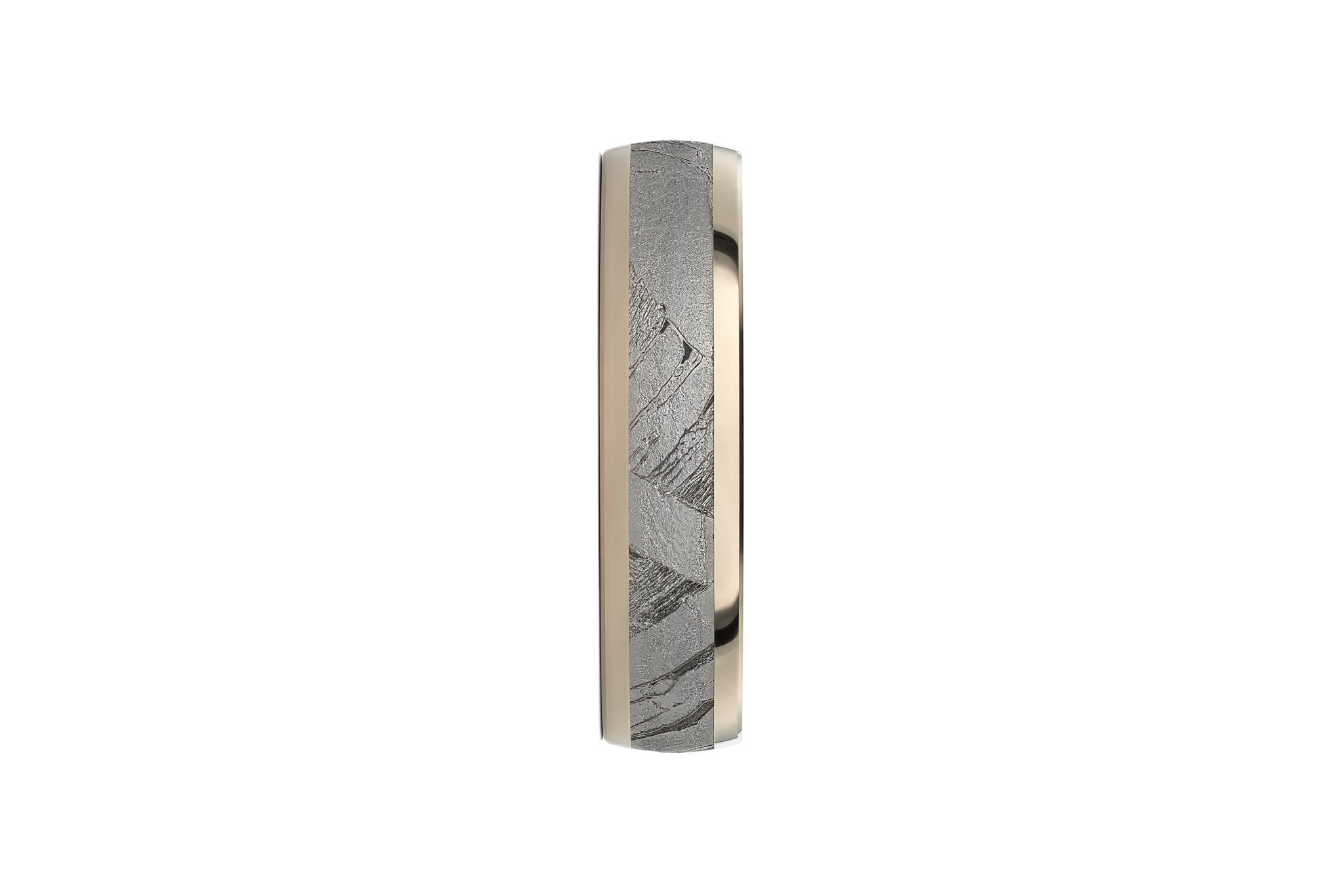 Ring aus Meteorit mit wunderschönem metallisch glänzenden Widmanstätten Muster. Innenseite aus Gold. Oben leicht abgerundet, seitlich jeweils ein Goldband das an der Oberseite poliert ist und seitlich matt gebürstet. Von vorne aufgenommen.