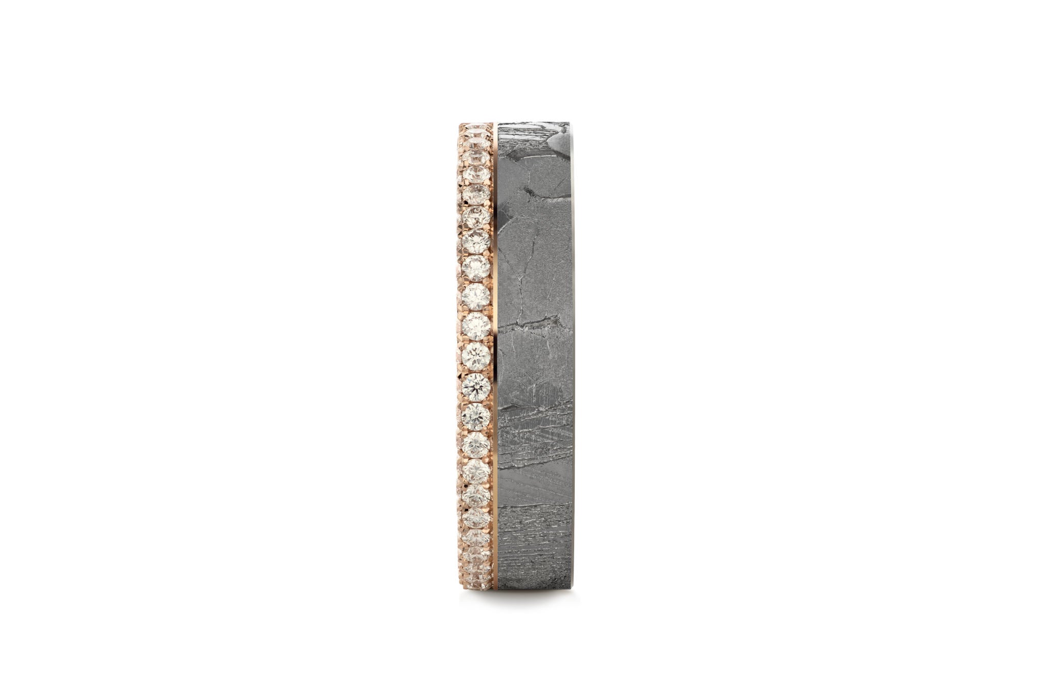 Eleganter Ring aus Meteorit mit wunderschönem metallisch glänzenden Widmanstätten Muster. Innenseite aus Gold. Kantige Ecken und seitlich ein doppeltes mit Brillanten besetztes Band, das um den halben Ring läuft. Von oben aufgenommen, wo nur ein Brillant Band sichtbar ist.