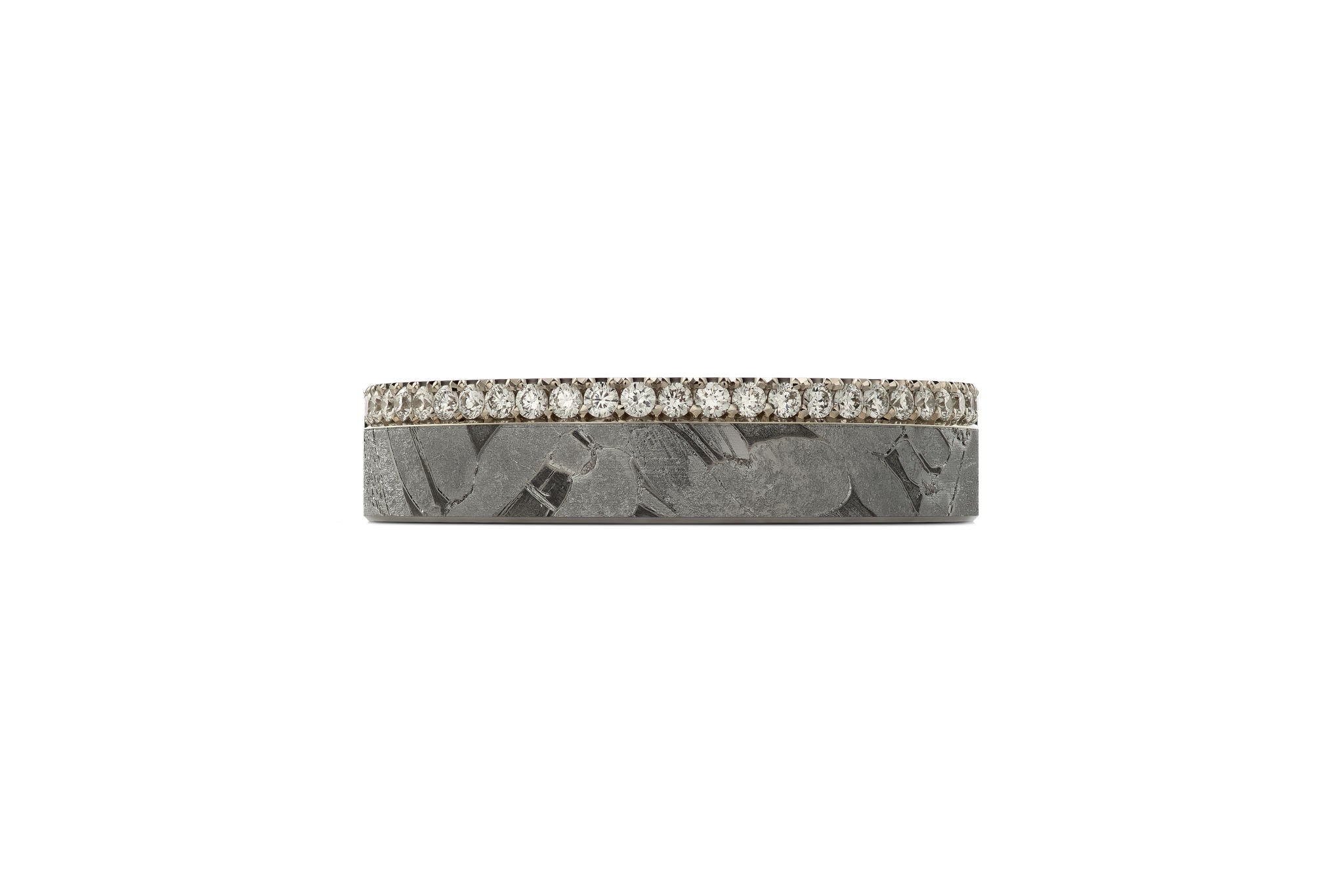 Eleganter Ring aus Meteorit mit wunderschönem metallisch glänzenden Widmanstätten Muster. Innenseite aus Gold. Kantige Ecken und seitlich ein mit Brillanten besetztes Band, das um den halben Ring läuft. Von oben aufgenommen