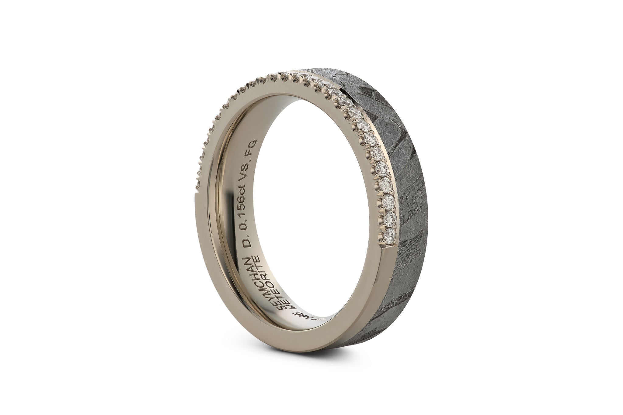 Eleganter Ring aus Meteorit mit wunderschönem metallisch glänzenden Widmanstätten Muster. Innenseite aus Gold. Kantige Ecken und seitlich ein mit Brillanten besetztes Band, das um den halben Ring läuft.. Seitlich aufgenommen