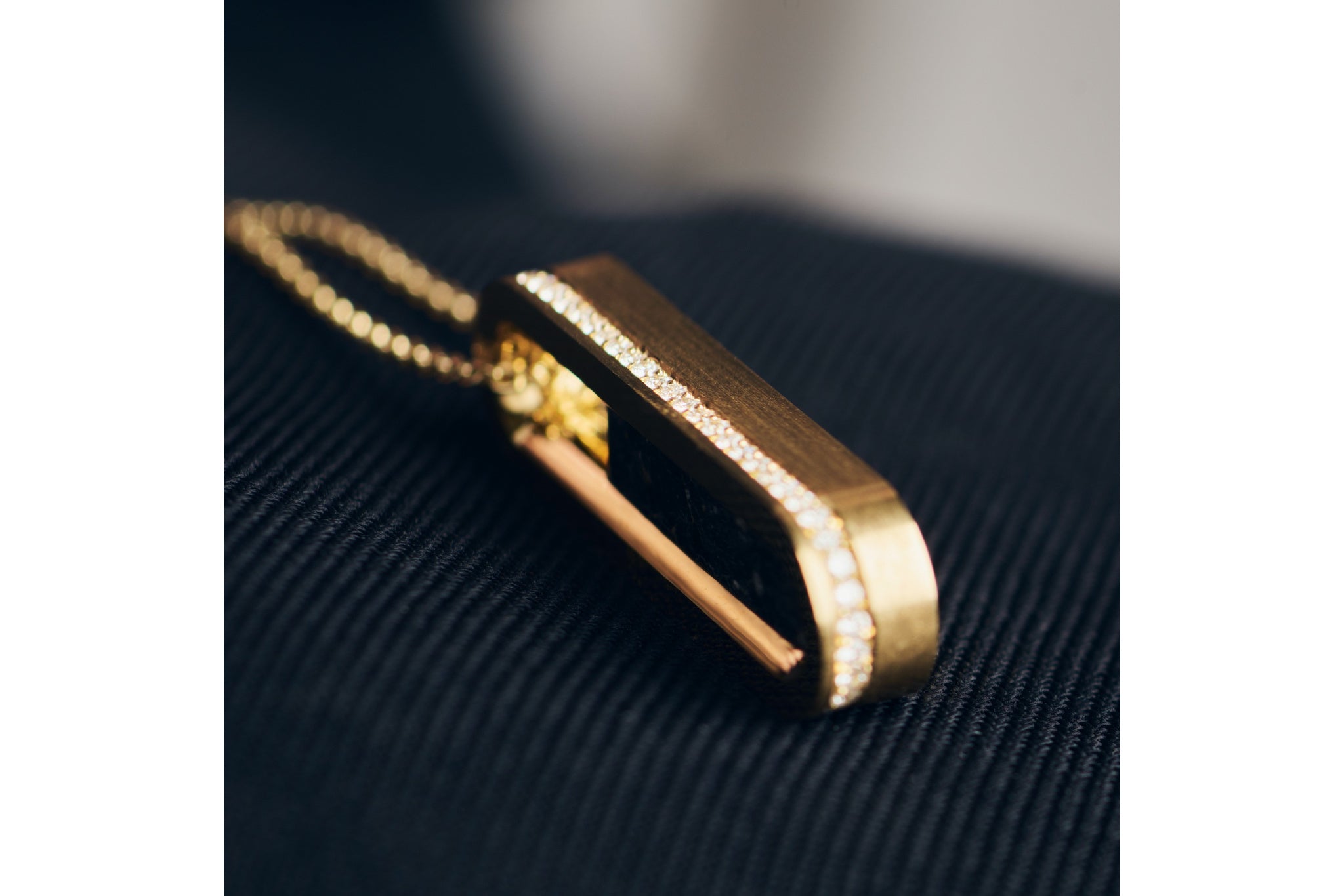Mond Meteoriten Anhänger M II - 18 K Gold mit Diamanten