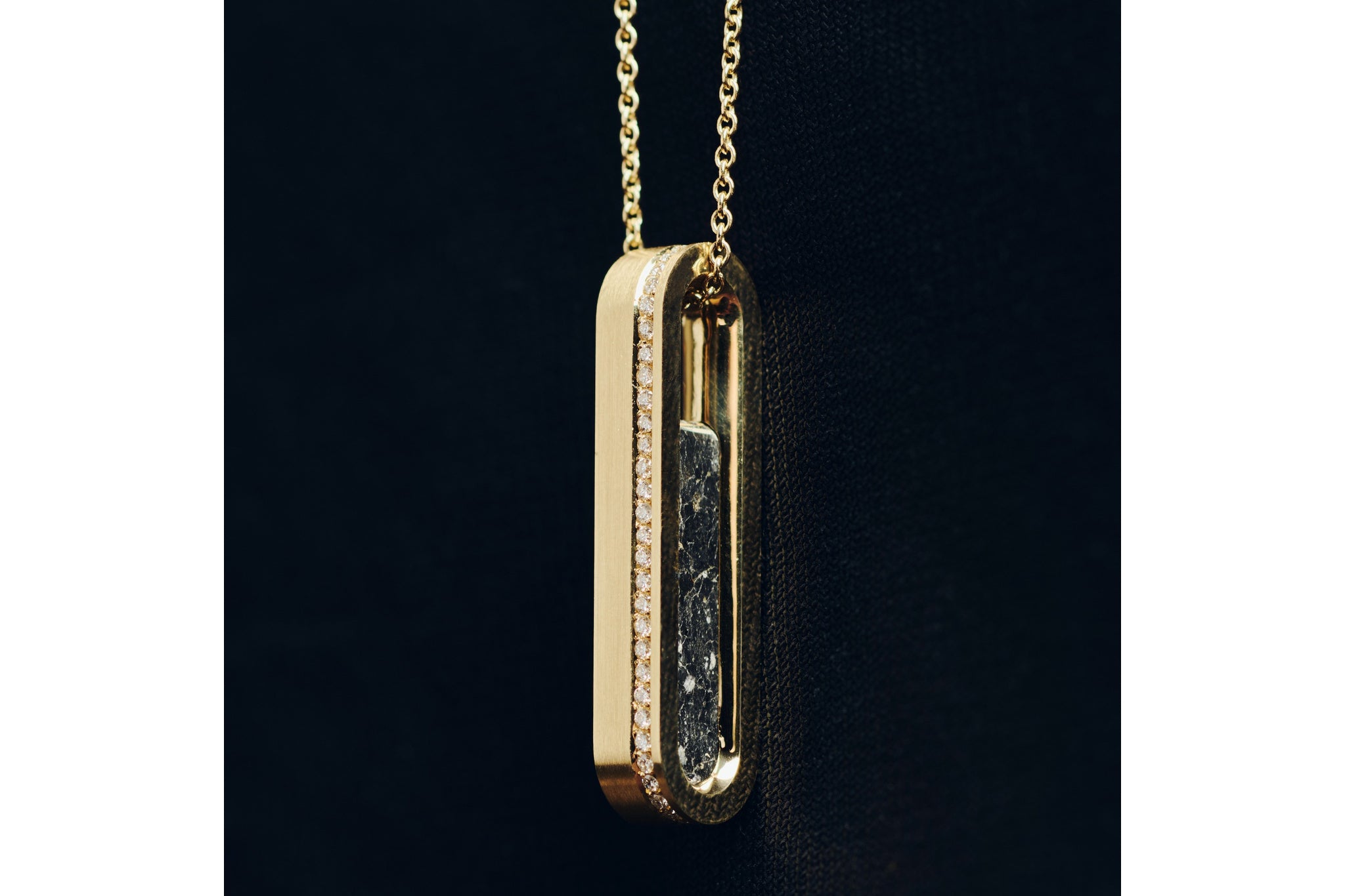 Mond Meteoriten Anhänger M II - 18 K Gold mit Diamanten