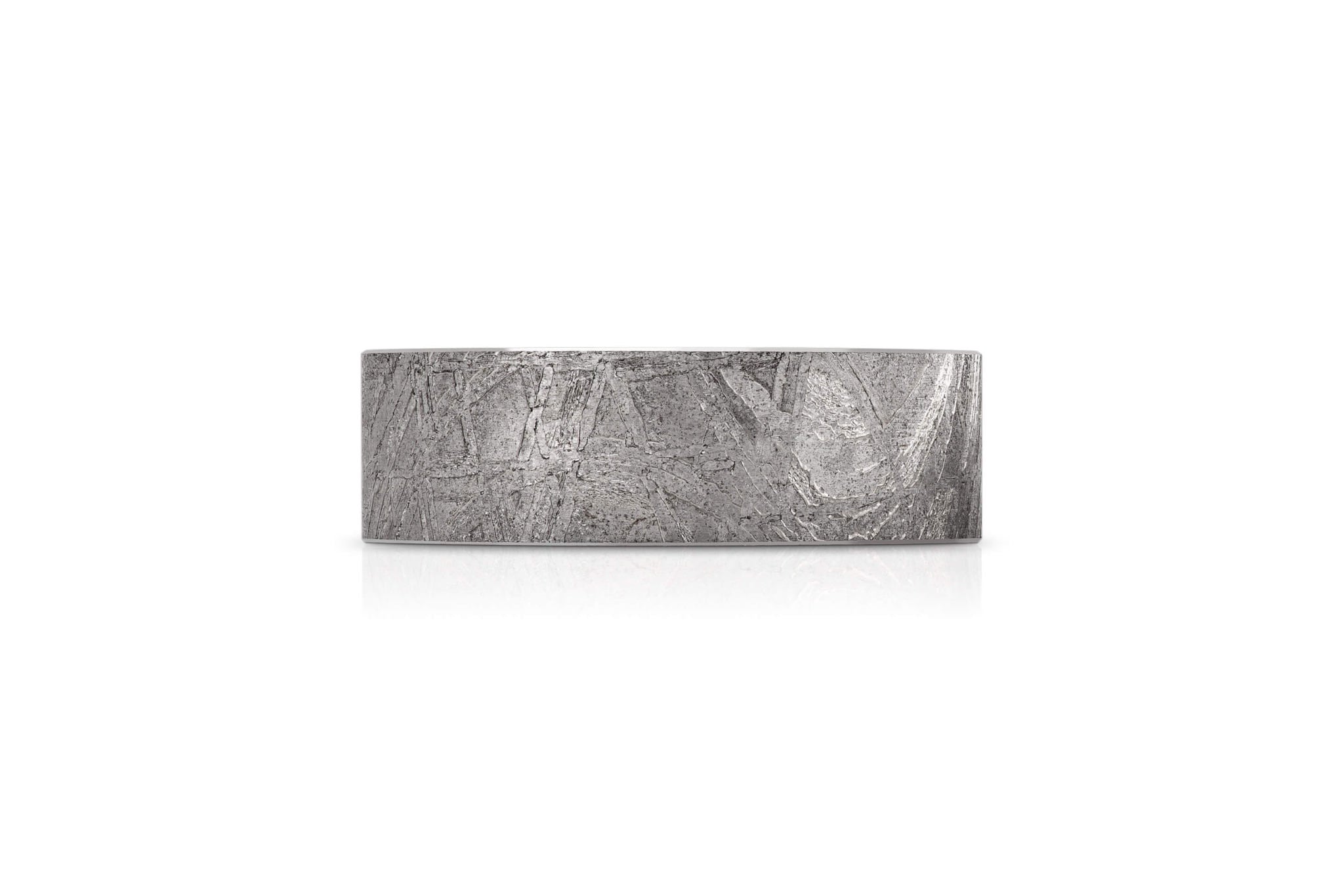 Eleganter Ring aus Meteorit mit wunderschönem metallisch glänzenden Widmanstätten Muster. Innenseite aus Gold. Seitlich eckige Kanten
