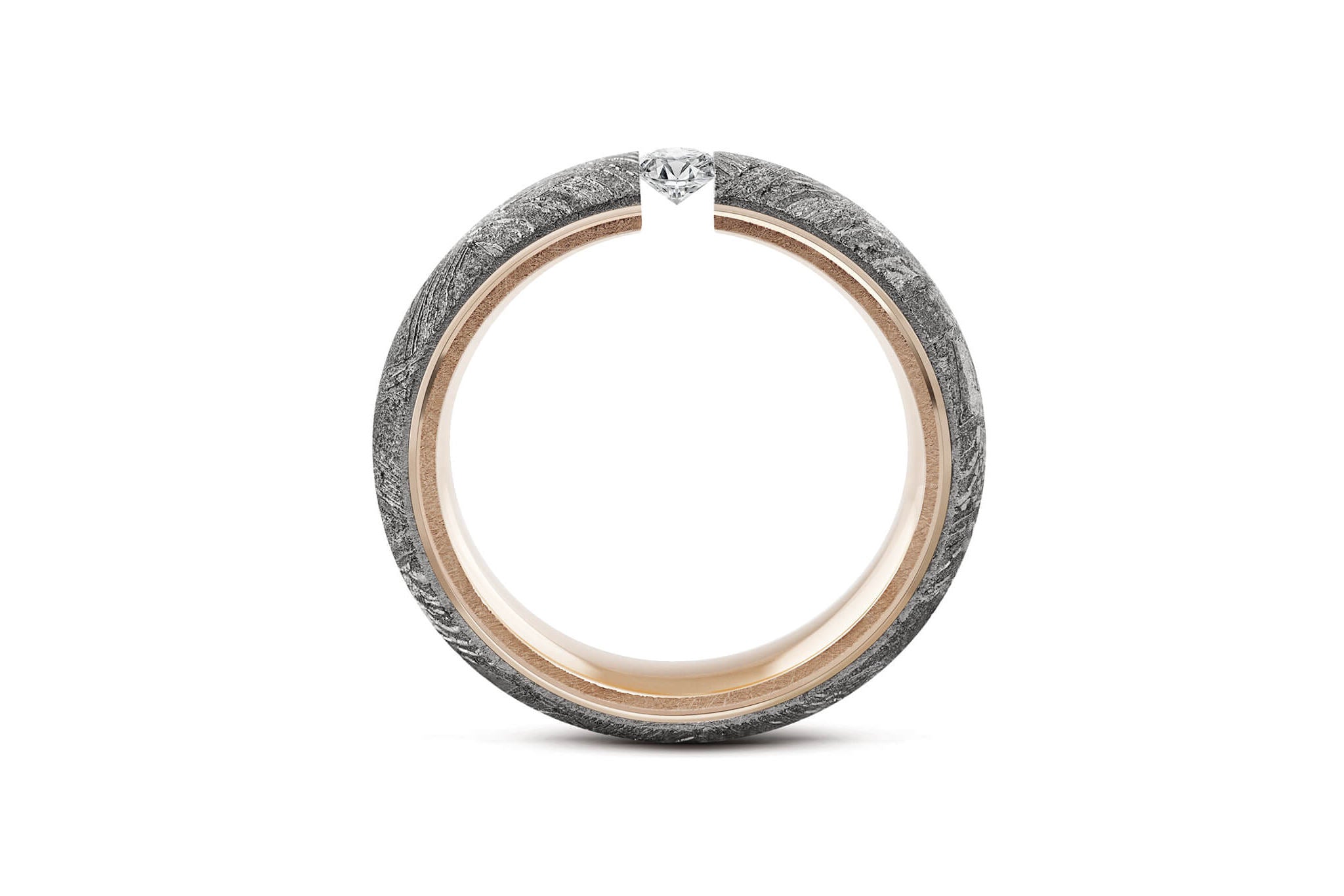 Eleganter Ring aus Meteorit mit wunderschönem metallisch glänzenden Widmanstätten Muster. Innenseite aus Gelb-Gold. Seitlich runde Kanten. Mittig ein Brillant in Spannfassung. Seitlich aufgenommen.
