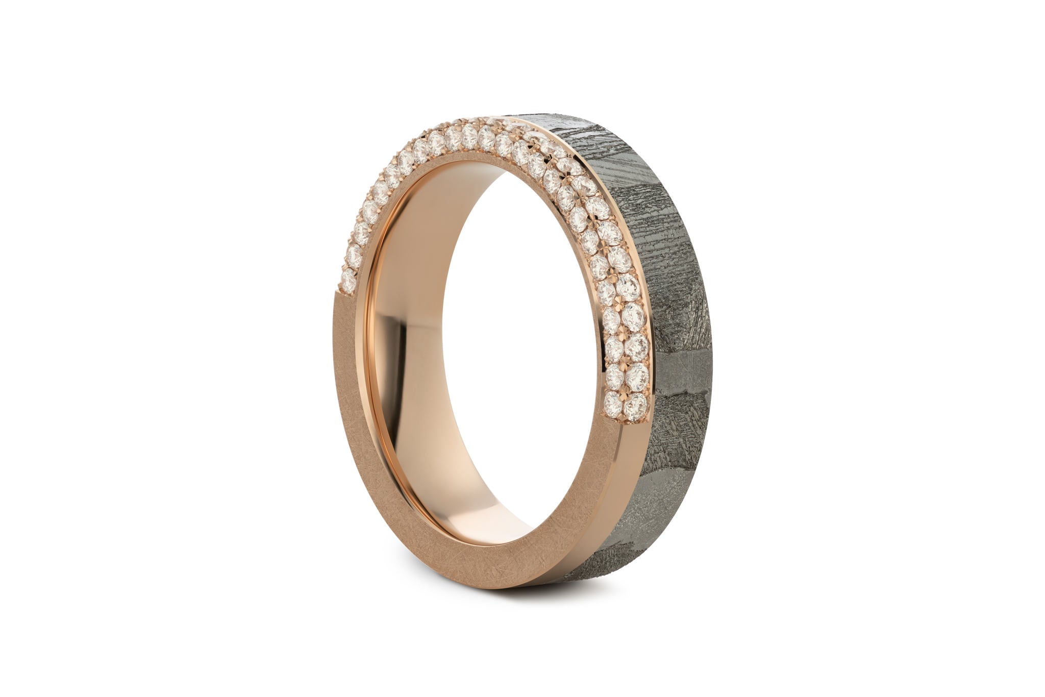 Eleganter Ring aus Meteorit mit wunderschönem metallisch glänzenden Widmanstätten Muster. Innenseite aus Gold. Kantige Ecken und seitlich ein doppeltes mit Brillanten besetztes Band, das um den halben Ring läuft. Seitlich aufgenommen