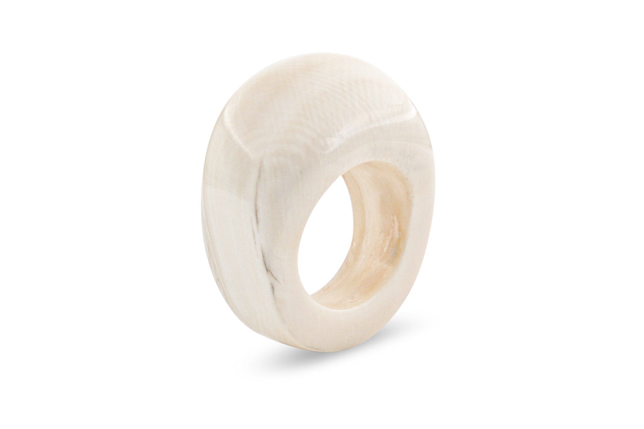Ring aus Mammut Elfenbein, leicht seitlich aufgenommen, wunderschöne Schregersche Linien, das typische Zick-Zack Muster. Rein cremefarben