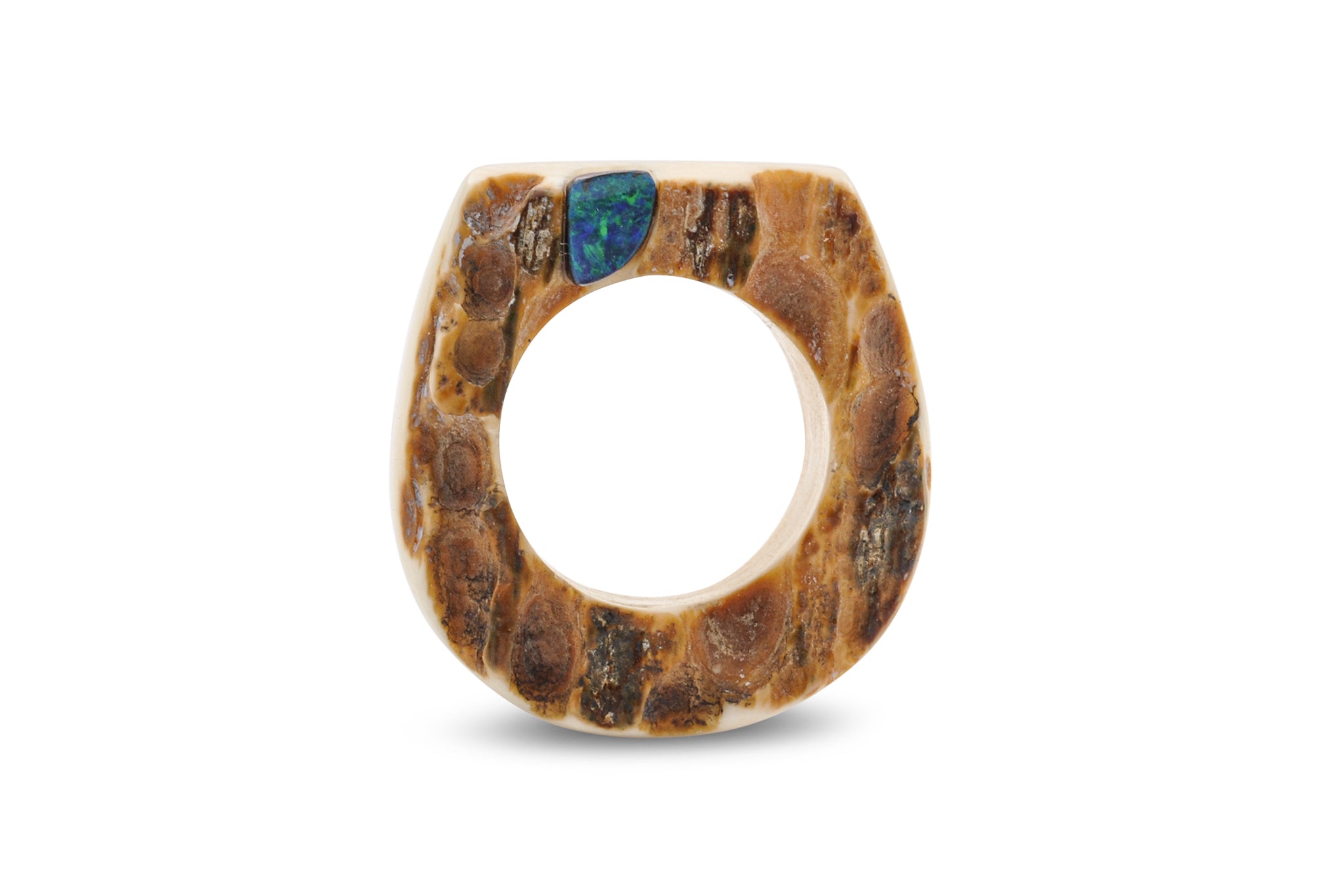Ring aus Mammut Elfenbein, Aussenseite raue, rot-braune Rinde, in der linken oberen Ecke ist ein kleiner, wunderschön blau-grün schillernder Opal eingearbeitet
