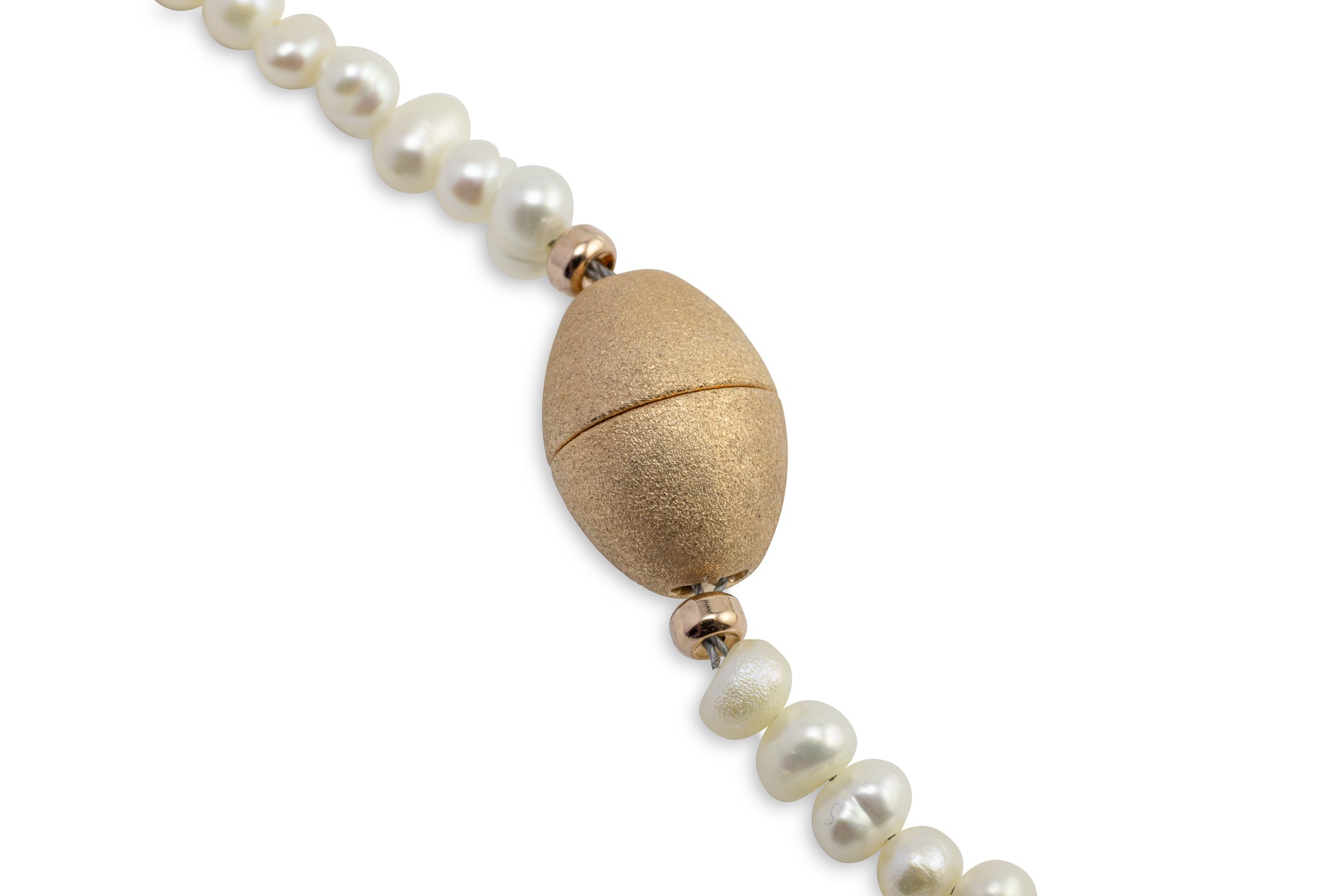 Vergoldeter ovaler Magnetverschluss, Nahaufnahme mit Perlenkette sichtbar.