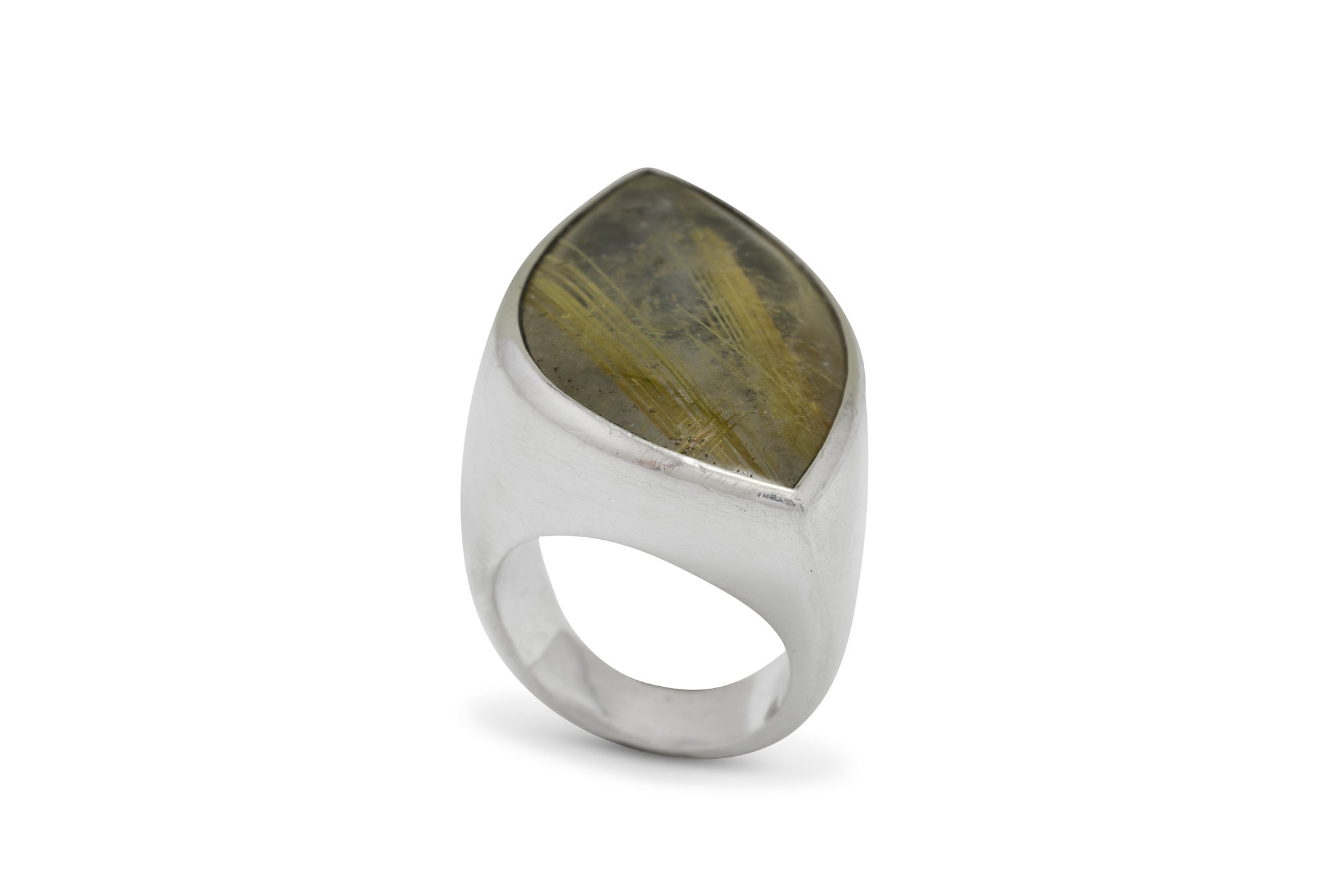 Silberring mit Goldrutil Quarz, der Ring nimmt die organische Form des Steins auf.